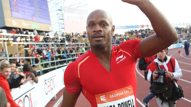 Jamajsk sprinter Asafa Powell se raduje z vtzstv v Ostrav. 