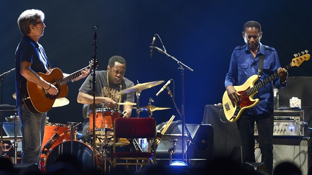Eric Clapton bhem koncertu v prask O2 aren 19. ervna 2013 spolu s bubenkem Stevem Jordanem a baskytaristou Williem Weeksem