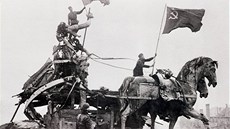 Ruští vojáci v troskách Berlína. Do Moskvy odvezli řadu uměleckých pokladů. Ruští vojáci v troskách Berlína. Do Moskvy odvezli řadu uměleckých pokladů.