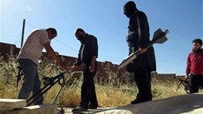 Provincie Idlíb. Syrtí rebelové odpalují podomácku vyrobené rakety (18. ervna