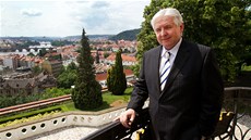 Premiér Jiří Rusnok na terase Kramářovy vily (28. června 2013) Premiér Jiří Rusnok na terase Kramářovy vily (28. června 2013)