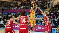 Ani tři bránící české basketbalistky nedokázaly zabránit španělské soupeřce ve Ani tři bránící české basketbalistky nedokázaly zabránit španělské soupeřce ve