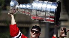 Hokejisté Chicaga ovládli poslední roník NHL a otevou i novou sezonu.