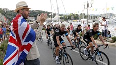 Fanouek tleská cyklistm týmu Sky ped startem jubilejní Tour de France.