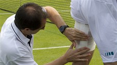 SILNÝ TEJP. eský tenista Radek tpánek si nechává zavázat bolavou nohu, kvli...