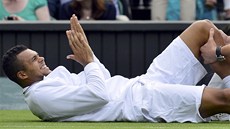 DÍKY! Francouzský tenista Jo-Wilfried Tsonga tleská fyzioterapeutovi, který mu