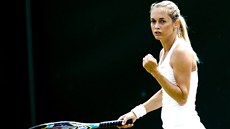 Česká tenistka Klára Zakopalová se raduje z postupu do 3. kola Wimbledonu. Česká tenistka Klára Zakopalová se raduje z postupu do 3. kola Wimbledonu.