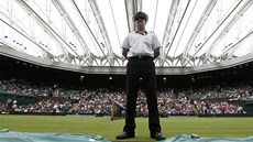 POD STECHOU. Ve tvrtek ve Wimbledonu prelo, take na centrálním kurtu