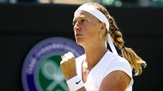 JDE MI TO. eská tenistka Petra Kvitová zvládla dohrávku 3. kola Wimbledonu.