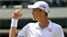 CHCI JESTÁBA. eský tenista Tomá Berdych si na pomoc ve 3. kole Wimbledonu