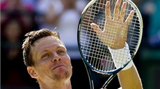 DÍKY! eský tenista Tomá Berdych zdraví diváky po postupu do 4. kola