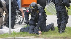 Policista zadruje demonstranta v eských Budjovicích (29. ervna 2013)