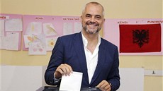 Vdce opoziních socialist Edi Rama u voleb (23. ervna 2013)