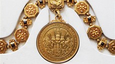 Detail lícní strany medailonku na etzu praského primátora z roku 1897. Je