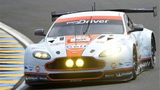 Dánský jezdec Allan Simonsen (vlevo) s vozem Aston Martin na trati letoní Le