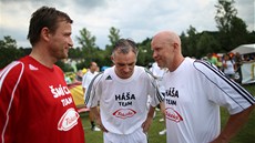 Vladimír micer, Ivan Trojan a Ivan Haek diskutují v pauze mezi zápasy.