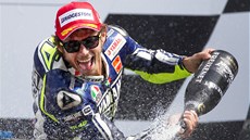 Ve tíd MotoGP se z triumfu po tech letech radoval Valentino Rossi.