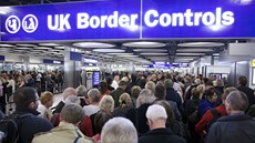 Řada na pasovou kontrolu na londýnském letišti Heathrow (ilustrační snímek) Řada na pasovou kontrolu na londýnském letišti Heathrow (ilustrační snímek)
