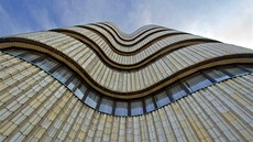 Dodnes moderní "tekutá architektura" je znatelná ze všech stran. Dodnes moderní "tekutá architektura" je znatelná ze všech stran.