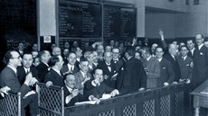 Makléři pražské Peněžní burzy, která v té době sídlila ve Vodičkově ulici (1931) Makléři pražské Peněžní burzy, která v té době sídlila ve Vodičkově ulici (1931)
