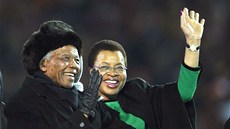 JEDNO Z POSLEDNÍCH VEEJNÝCH VYSTOUPENÍ. Nelson Mandela se svou tetí manelkou...