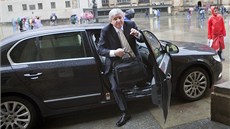 Jiří Rusnok přijíždí na Pražský hrad na jednání s prezidentem Milošem Zemanem. Jiří Rusnok přijíždí na Pražský hrad na jednání s prezidentem Milošem Zemanem.