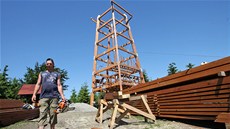 Rozestavěná rozhledna na Velkém Javorníku v polovině června. Lesy ČR počítají Rozestavěná rozhledna na Velkém Javorníku v polovině června. Lesy ČR počítají
