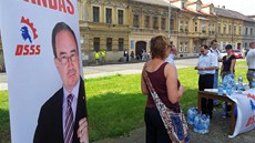 Příznivci dělnické strany v Duchcově. Na snímku předseda DSSS Tomáš Vandas (22.... Příznivci dělnické strany v Duchcově. Na snímku předseda DSSS Tomáš Vandas (22....