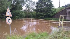 Voda zaplavila příjezdovou cestu do závodu Natura v Pohledských Dvořácích. Voda zaplavila příjezdovou cestu do závodu Natura v Pohledských Dvořácích.