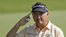 Americký golfista Ken Duke salutuje divákům na pozdrav po vydařené ráně. Americký golfista Ken Duke salutuje divákům na pozdrav po vydařené ráně.