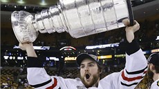 JE MŮJ. Michael Frolík z Chicaga s trofejí pro vítěze Stanley Cupu JE MŮJ. Michael Frolík z Chicaga s trofejí pro vítěze Stanley Cupu