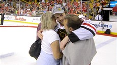 VÍTZNÉ OBJETÍ. Michael Frolík s rodii po triumfu ve Stanley Cupu