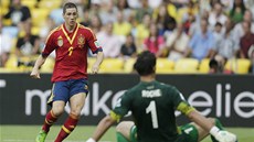 panlský fotbalista  Fernando Torres pekonává tahitského gólmana Mikaela