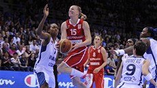 eská basketbalistka Kateina Hindráková se snaí prosadit pod francouzským