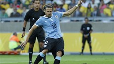 Diego Forlán napahuje... a penaltu nedal...