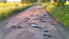 Děravé silnice trápí i další místa v kraji. Silnice v obci Sluhy na Děravé silnice trápí i další místa v kraji. Silnice v obci Sluhy na
