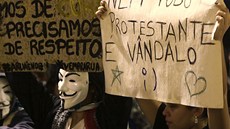 Na demonstraci v Porto Alegre (24. ervna) drí mu v masce Guye Fawkuse nápis