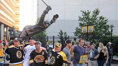 Legenda mezi svými. Bobby Orr se v dresu Bostonu zdraví se souasnými hvzdami. 