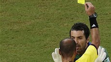 Italský branká Gianluigi Buffon vidí od argentinského sudího Diega Alby lutou