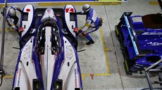 Mechanici stáje Toyota pracují na voze pro závody Le Mans