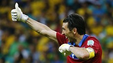 Italský branká Gianluigi Buffon na dálku blahopeje Emanuelu Giaccherinimu ke