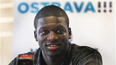 PRVNÍ HVĚZDA PŘISTÁLA. Grenadský atlet Kirani James na tiskové konferenci v PRVNÍ HVĚZDA PŘISTÁLA. Grenadský atlet Kirani James na tiskové konferenci v