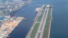 Mezinárodní letiště Kai Tak v Hongkongu bylo pro piloty a pasažéry skutečným... Mezinárodní letiště Kai Tak v Hongkongu bylo pro piloty a pasažéry skutečným...