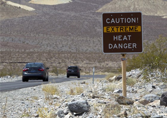 Dopravní znaka varující turisty ped vedrem pi vjezdu do kalifornského Údolí...