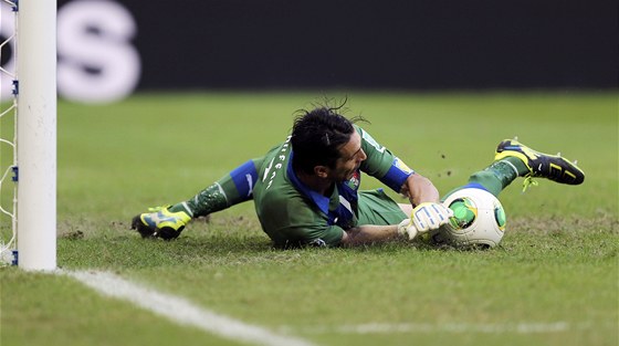 JE ROZHODNUTO. Gianluigi Buffon chytá penaltu Uruguayce Gargana. Itálie me