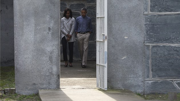 Barack Obama s manelkou na nvtv ve vzen Robben Island, kde dreli mimo jin bvalho prezidenta Jihoafrick republiky Nelsona Mandelu, kter nyn v nemocnici bojuje o ivot.