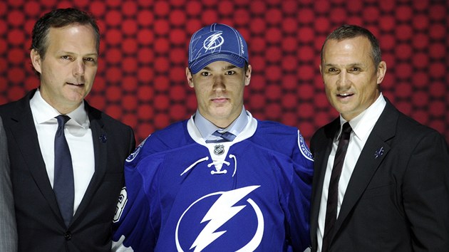 Trojka draftu hokejov NHL v roce 2013 Jonathan Drouin se zstupci Tampy Bay Lightning.