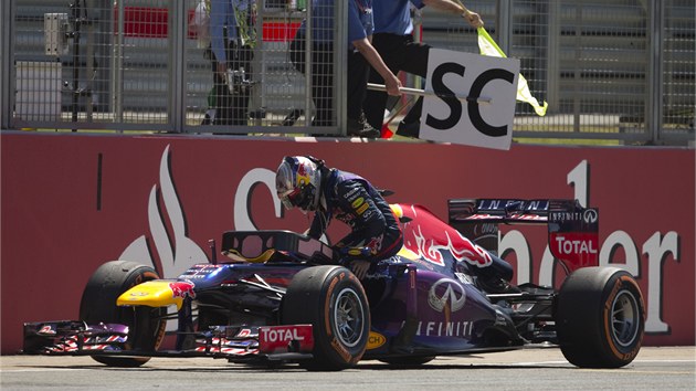 KONEC. Sebastian Vettel Velkou cenu Britnie nedokonil.