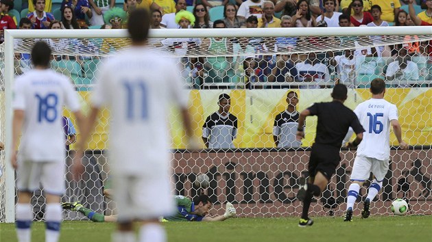 VYROVNN NA 1:1. Italsk brank Buffon an stelu uruguayskho tonka Cavaniho nedoshl.