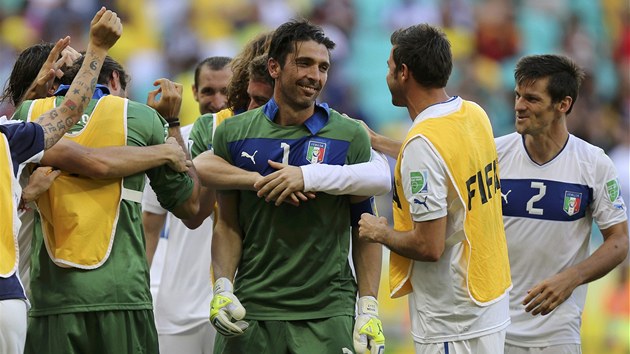 BYL JSI SKVL! Italt fotbalist chvl glmana Gianluigiho Buffona, kter vychytal ti penaltov exekutory Uruguaye.